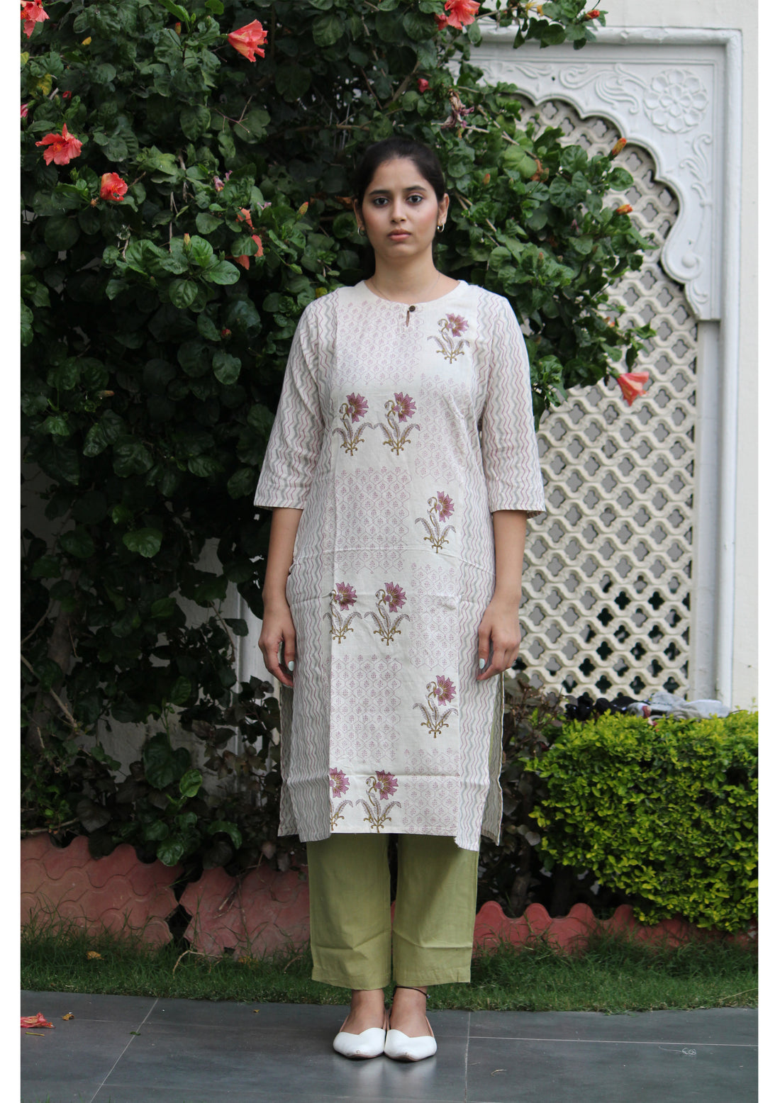 Off-white Floral Placement Hand Block Printed Panelled Straight Kurta