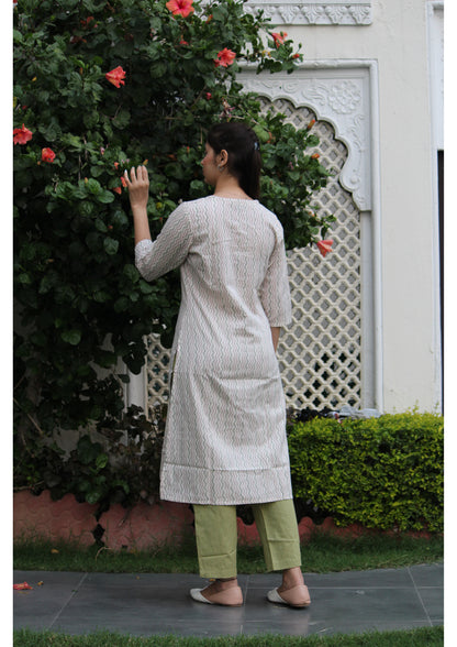 Off-white Floral Placement Hand Block Printed Panelled Straight Kurta