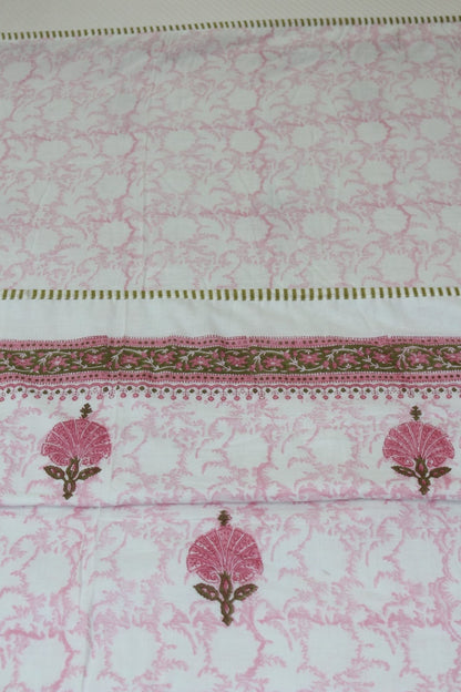 सफ़ेद हैंड ब्लॉक प्रिंटेड कॉटन बेडशीट पर चैती नीला पुष्प जाल